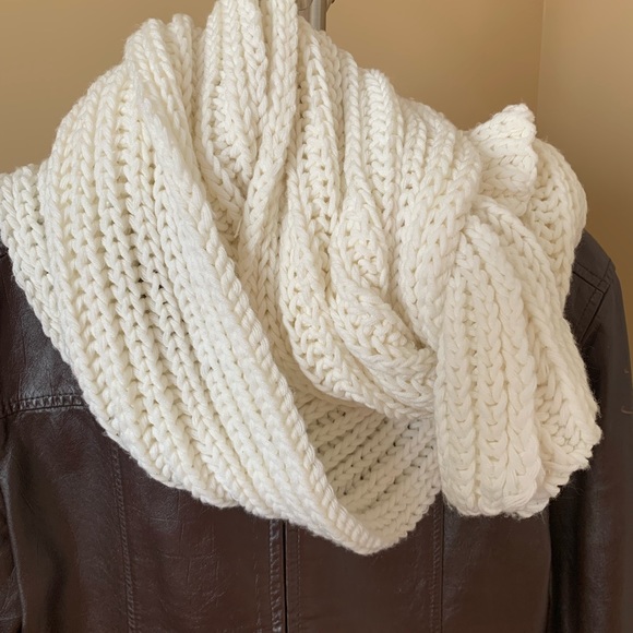 Hand knitted chunky white wool scarf - Picture 2 of 5